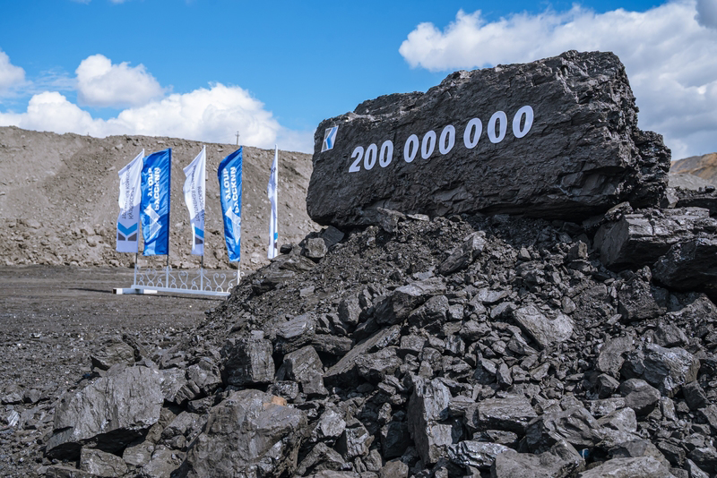 На платформе 90-тонного БЕЛАЗа вывезена 200-миллионная тонна «виноградовского» угля Кузбасса На платформе 90-тонного БЕЛАЗа вывезена 200-миллионная тонна «виноградовского» угля Кузбасса