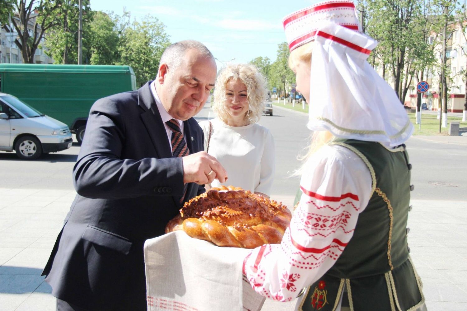 По белорусской традиции гостя радушно встречали хлебом-солью.