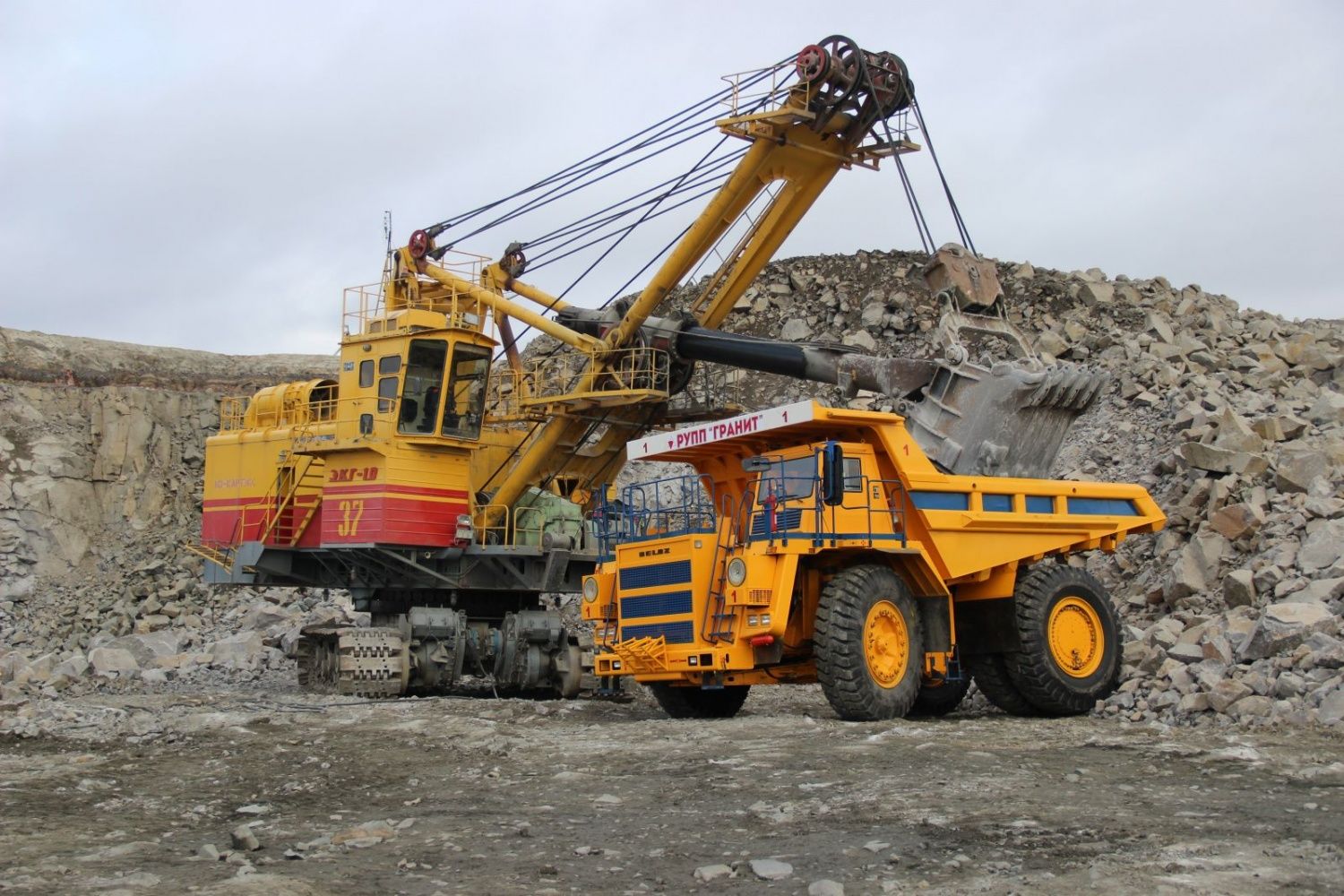 БЕЛАЗ-75571 грузоподъемностью 90 тонн приступил к работе на РУПП «Гранит»