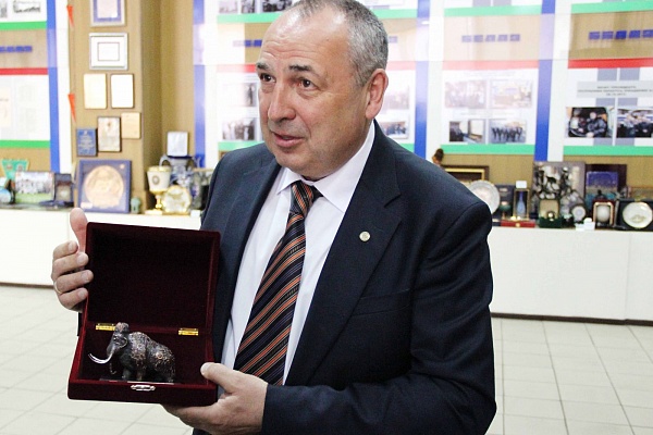 Юрий Гришан передает в дар БЕЛАЗу памятный сувенир – символ Магаданской области.