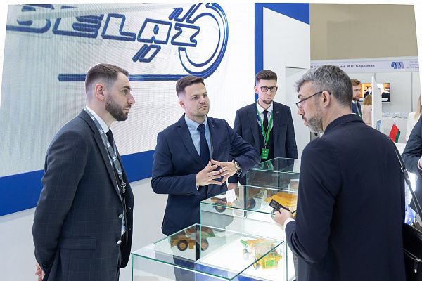 БЕЛАЗ представил свои новинки одновременно в двух частях света.