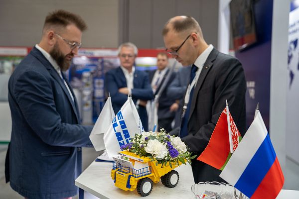 БЕЛАЗ представил свои новинки одновременно в двух частях света.