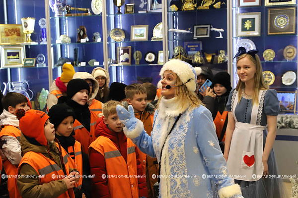 Большие новогодние приключения юных туристов на БЕЛАЗе начались с рекорда