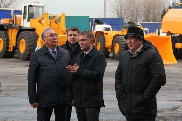 Завод БЕЛАЗ посетила делегация Республики Саха.
