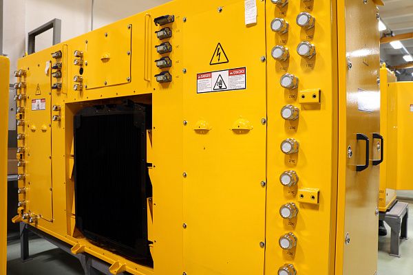 Разработан силовой шкаф управления трансмиссией переменного тока для 220-240-тонных БЕЛАЗ.