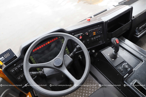 Готов к работе: завершены заводские испытания новой модели аэродромного тягача