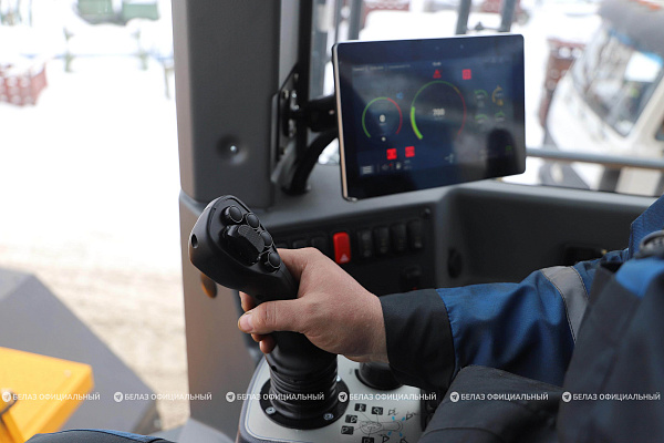 11,5 тонны груза за один подъем ковша: мощная новинка – фронтальный погрузчик БЕЛАЗ-78242 проходит испытания