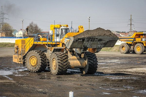 Специалисты ЮГОКа протестировали белазовский погрузчик