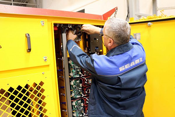 Разработан силовой шкаф управления трансмиссией переменного тока для 220-240-тонных БЕЛАЗ.