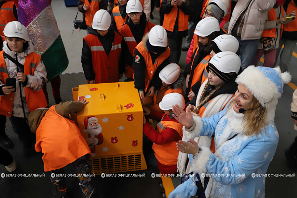 Большие новогодние приключения юных туристов на БЕЛАЗе начались с рекорда