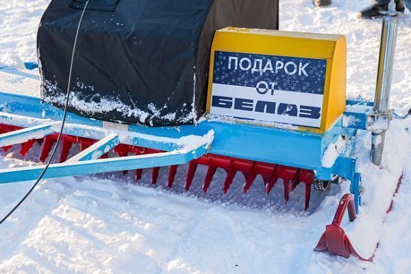 Прицепной трассоукладчик от социального партнера получила к новому году «спортивная школа по лыжным гонкам имени Е. Вяльбе»