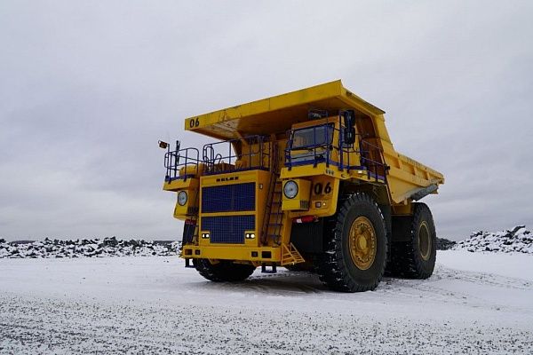Новый 136-тонный «БЕЛАЗ» приступил к перевозке рудного сырья в карьере ОАО «Святогор»